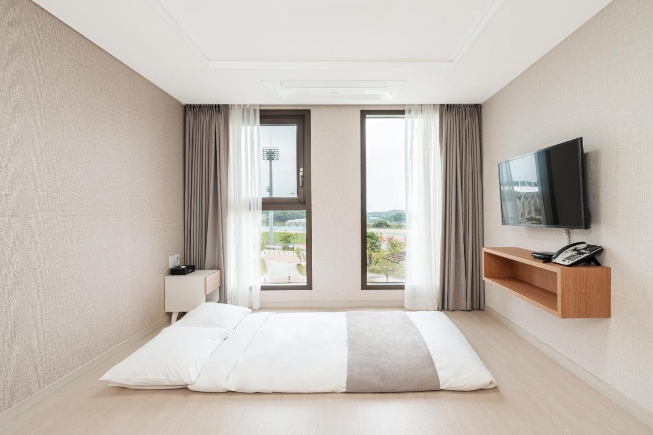 Centummark Hotel Янъян Экстерьер фото